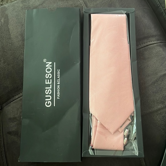 Gusleson salmon colored tie and cufflink set - Picture 1 of 1